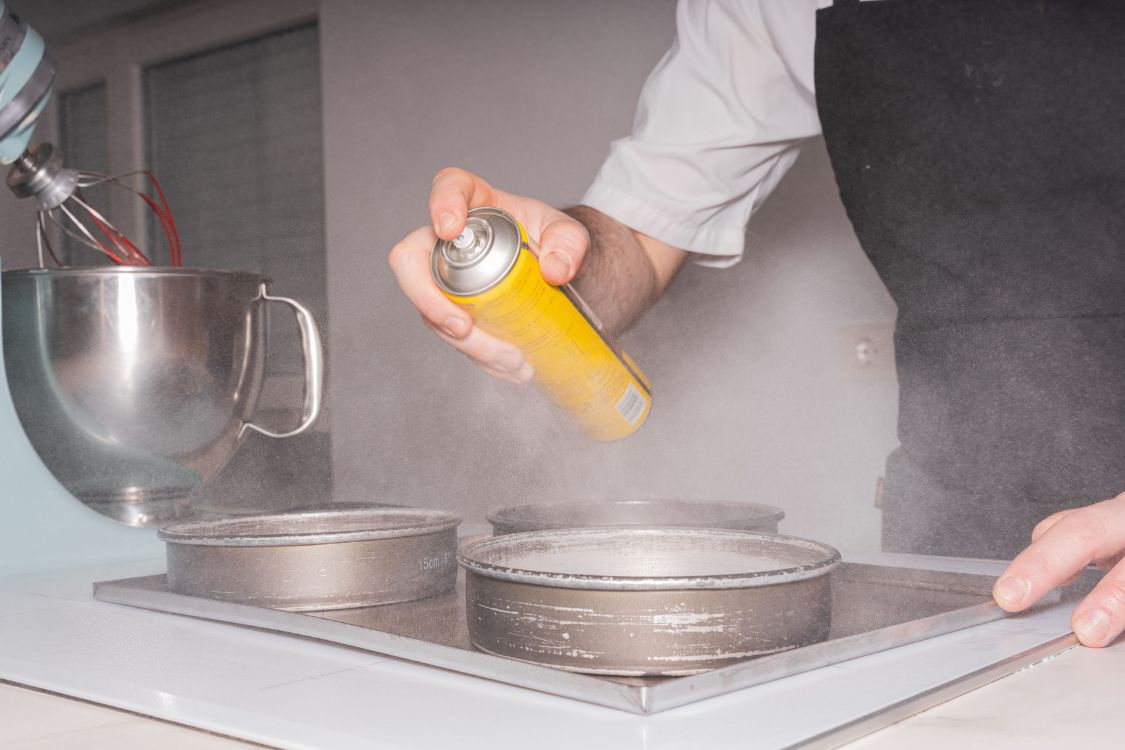 Koch benutzt Cooking Spray
